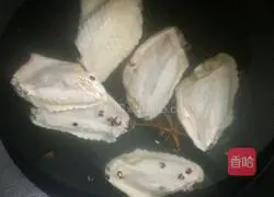 Illustration of how to make chicken wings stuffed with black soy sauce and wine 1