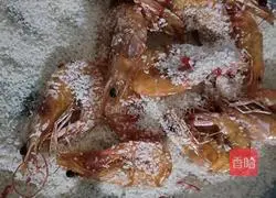 Illustration of how to make shrimps in private typhoon shelters 6