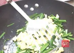 Illustration of how to make fried eggs with leeks 11