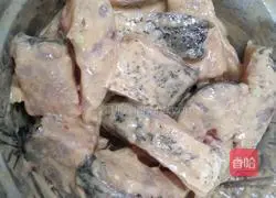 Illustration of how to make braised grass carp cubes with black bean sauce 5