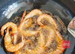 Illustration of how to fry shrimps that consume oil 6