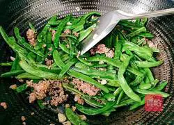 Illustration of how to make beef brisket and fried green beans 15