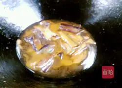 Illustration of how to make salted fish and eggplant stew 14