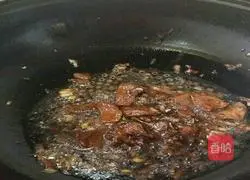 Illustration of how to make fried tofu skin with hot pepper and meat 5