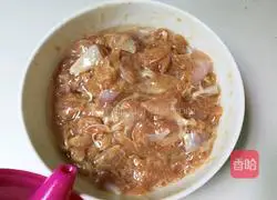 Illustration of how to make diced onions, green peppers and chicken legs 3