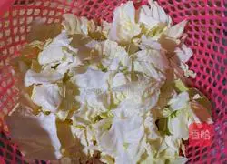 Illustration of how to make hand-shredded cabbage and stir-fried bacon 1