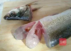 Illustration of how to open a peacock's tail 2