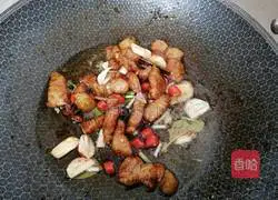 Illustration of how to make cabbage and pork stewed vermicelli 4