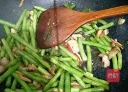 Illustration of how to stir-fry pork belly with green beans 4