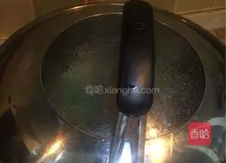 Illustration of Laoganma's recipe for stuffed tilapia with garlic sprouts, parsley and celery 11