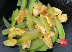 Illustration of how to make lettuce and scrambled eggs 11