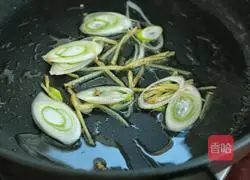 Illustration of how to make celery, lean meat and fried potatoes 6