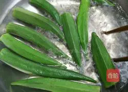 Illustration of how to make garlic okra 3