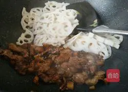 Illustration of how to make fried lotus root and meat 5 