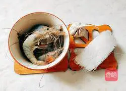 Illustration of how to steam South American white shrimp with vermicelli 2