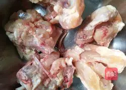 Illustration of how to make spicy stir-fried chicken wishbone 1