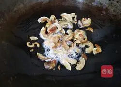 Illustration of how to stir-fry green beans with oil residue 6