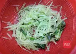 How to make scrambled eggs with lettuce Illustration 7