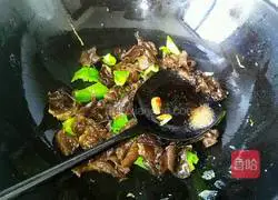 Illustration of how to make fried eggs with green pepper and fungus 5