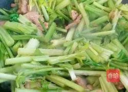 Illustration of how to make fried meat with celery 5