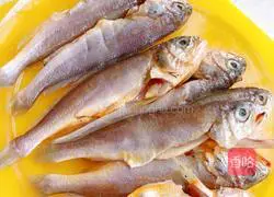 Illustration of how to make dry-fried yellow croaker 1
