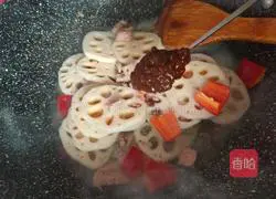 Illustration of how to make stir-fried minced pork and lotus root slices in sauce 6