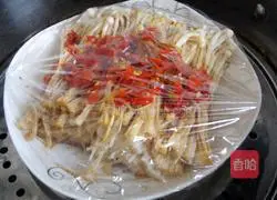 Illustration of how to make chopped pepper and enoki mushrooms 5