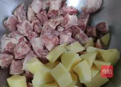 Illustration of how to make potato stewed chicken neck 1