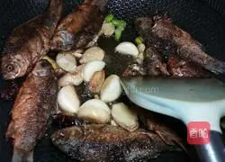 Illustration of the method of braised small crispy fish with soybeans 5