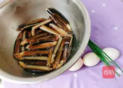 Illustration of how to make scrambled eggs with razor clams 1