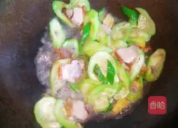 Illustration of how to make stir-fried pork with horned melon 6