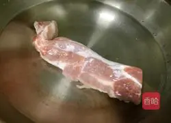 Illustration of how to make sauerkraut stewed pork belly vermicelli 2