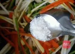 Illustration of how to stir-fry celery with king oyster mushrooms 5