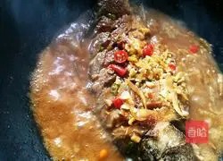 Illustration of braised crucian carp in braise 14