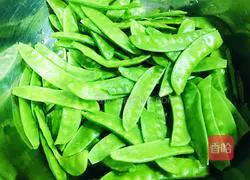 How to make fried snow peas with sausage 1
