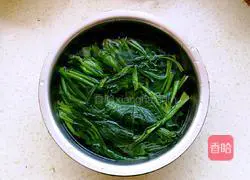 Illustration of how to make spinach and scrambled eggs 3