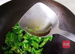 Illustration of how to make fried eggs with green pepper 6