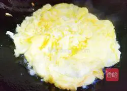 Illustration of how to stir-fry yuba with eggs 6