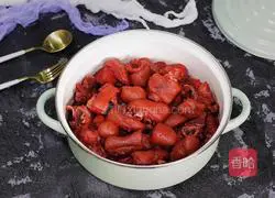 Illustration of braised pig's trotters with red glutinous rice 13