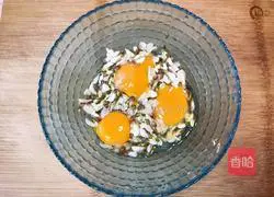 Illustration of how to make fragrant Sophora japonica eggs 3