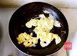 Illustration of how to make spinach and scrambled eggs 7