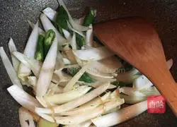 Illustration of how to cook pork trotters with Laba garlic 4