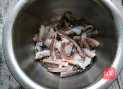 Illustration of how to stir-fry squid tentacles with onions 2