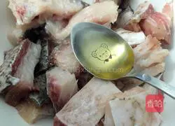 Illustration of how to make spicy fish cubes 2