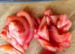 Illustration of how to make scrambled eggs with tomatoes 1