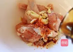 Illustration of how to make garlic-flavored roasted wing roots 6