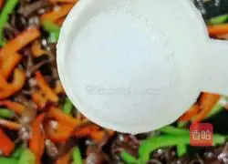 Stir-fried shredded pork with colored peppers Illustration of practice 16