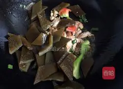 Illustration of how to make fried pork slices with kelp 4