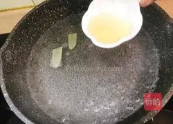 Illustration of how to make colorful pepper squid rings 5