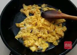 Illustration of how to make fried peas and eggs 4